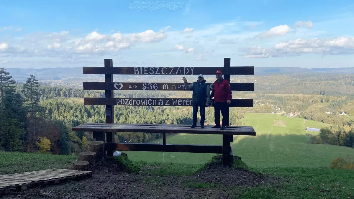 Największa ławka w Polsce jest w Bieszczadach! Nowa atrakcja na szczycie Weremienia.